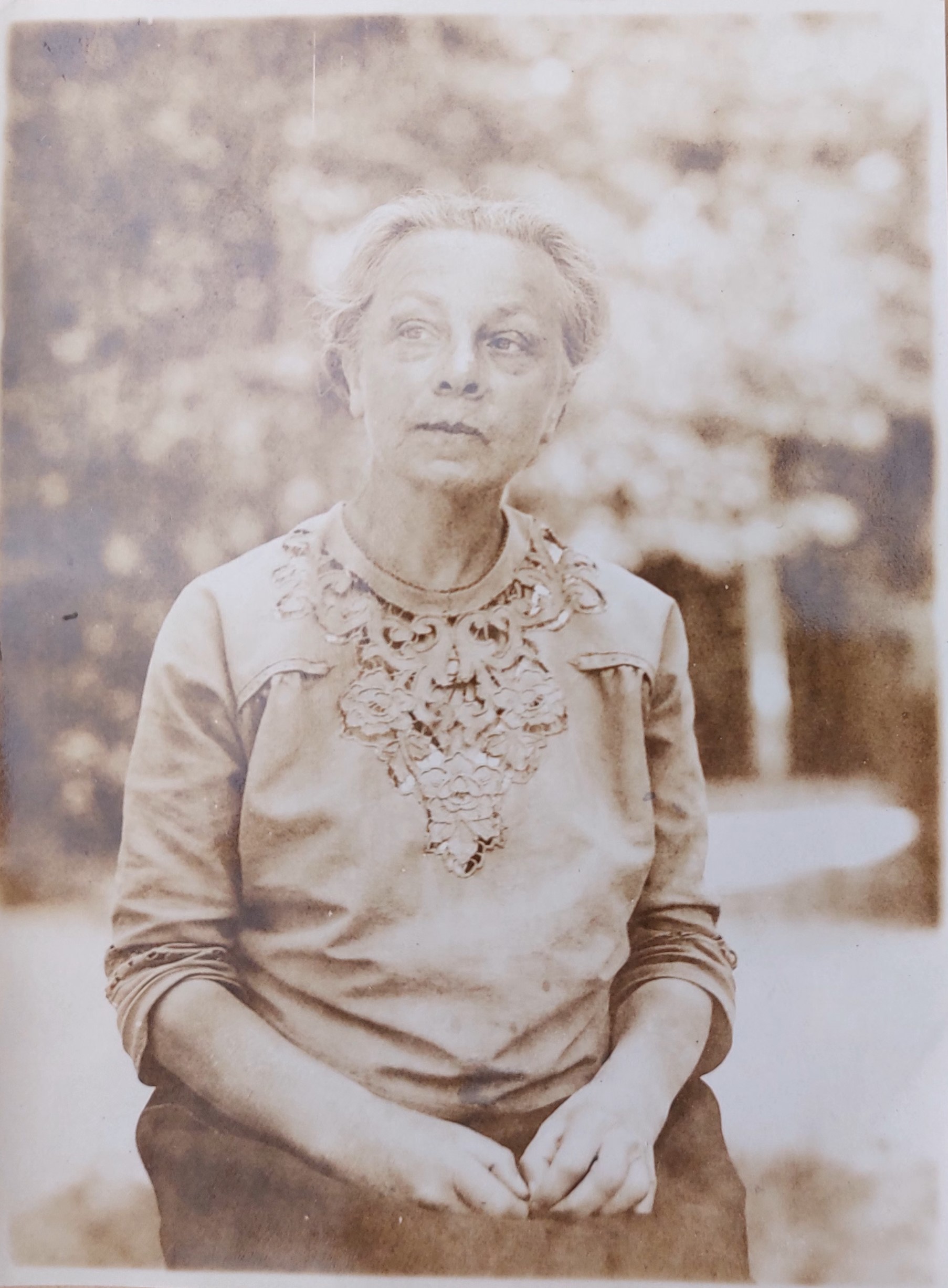 Portrait photo of a woman